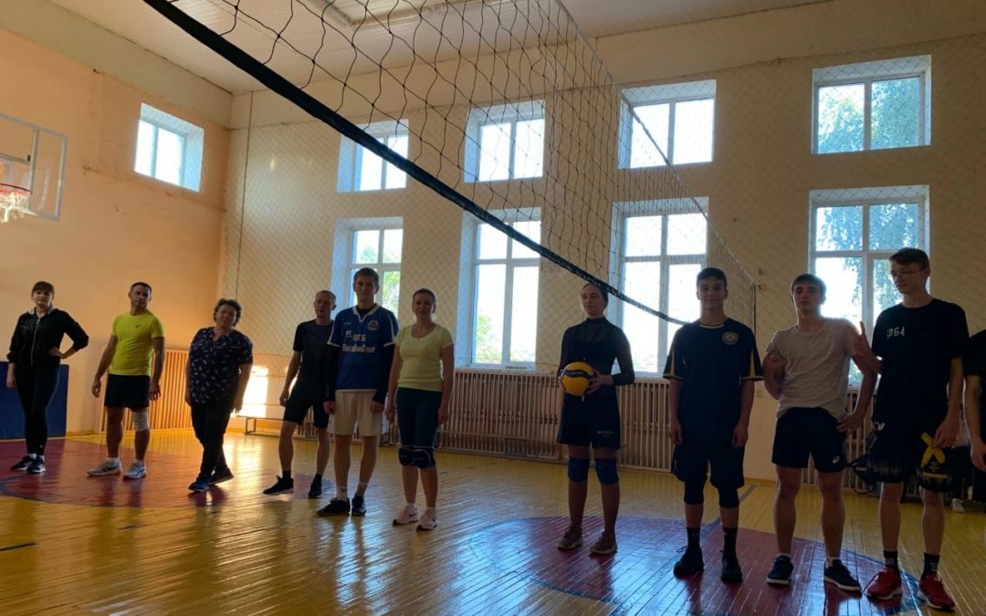 Товарищеский матч по волейболу среди сборных команд учащихся и учителей школы